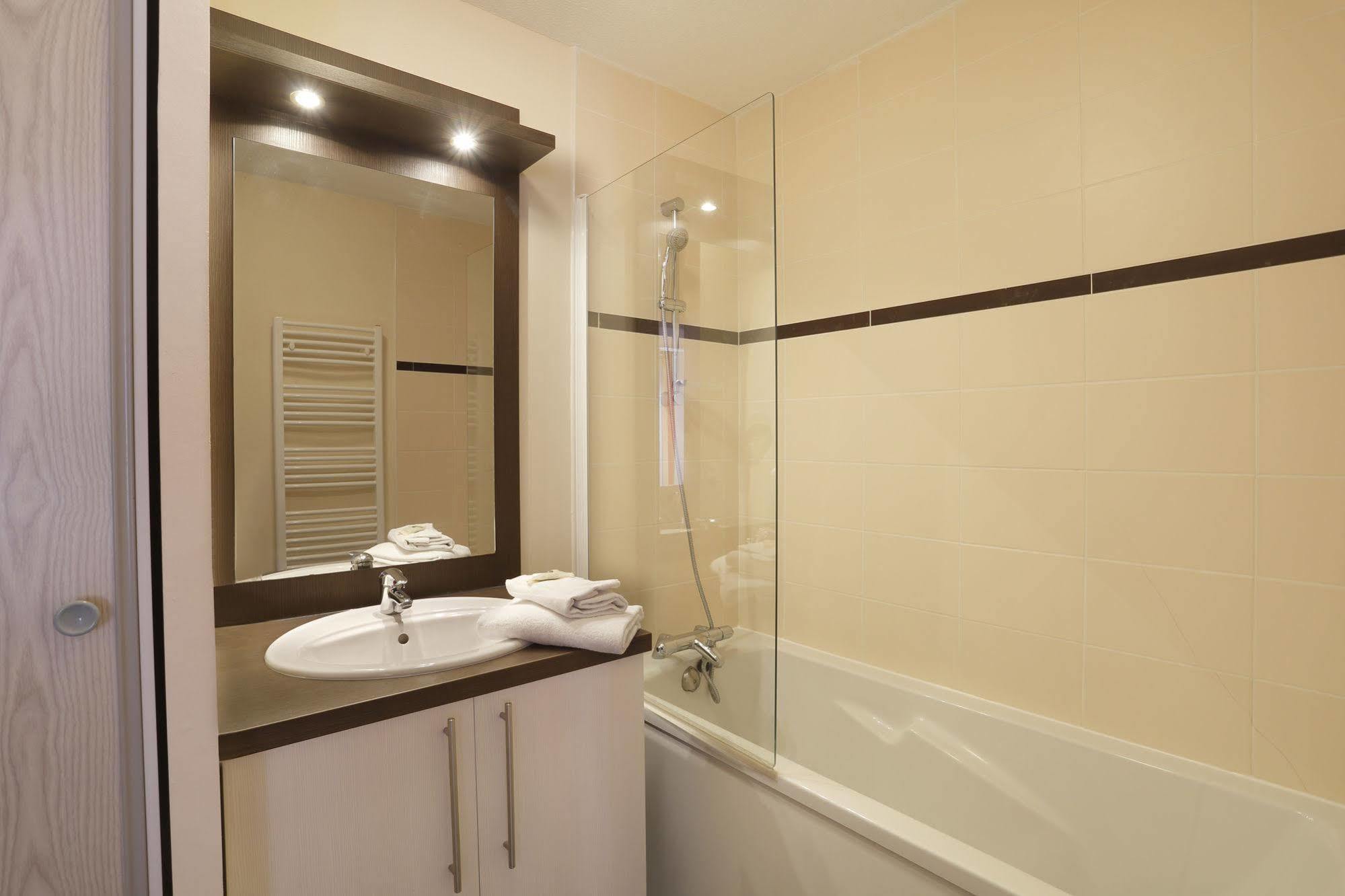 Residence Nemea Les Roches แซ็ง-โปล-เดอ-ลีอง ภายนอก รูปภาพ